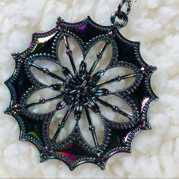 Flower design rainbow holographic/iridescent necklace on silver chain NEW - Picture 3 of 4